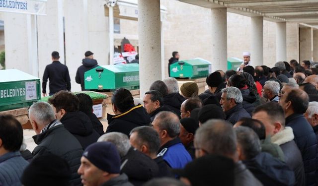 Kazada Hayatını Kaybeden Aile Bireyleri Kırşehir'de Toprağa Verildi