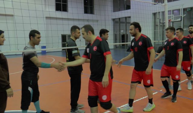 Sağlıkçılar Voleybol Turnuvasında Stres Atıyor