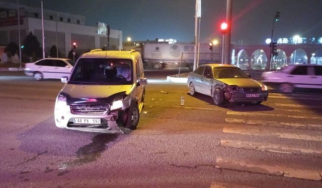 Hafif Ticari Araç İle Otomobil Çarpıştı