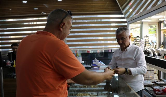 Kuyumcunun uyanıklığı vatandaşı dolandırılmaktan kurtardı