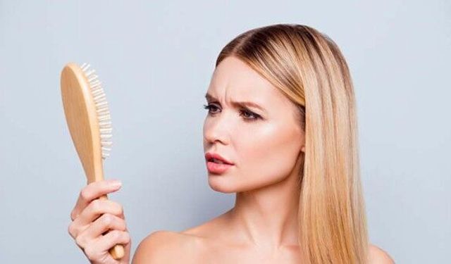 Kadınlar da saç dökülmesine dikkat  