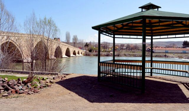 Şahruh Köprüsü Ve Çevresi 'Terapi Merkezi' Oldu