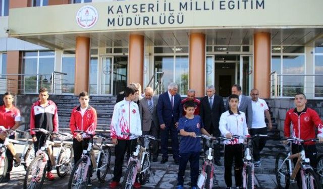 İl Milli Eğitim Müdürü Elmalı, başarılı sporcuları ödüllendirdi