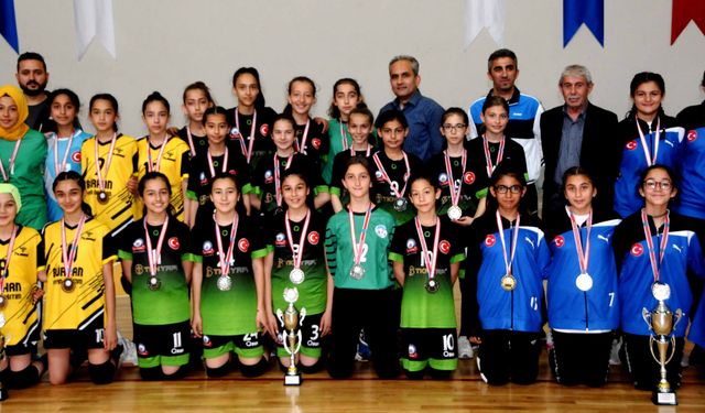 Hoca Yusuf Erdem Ortaokulu hentbolda şampiyon oldu