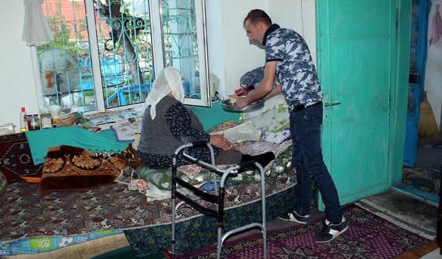 Özvatan'da, ihtiyaç sahiplerinin evlerine iftar yemeği servisi