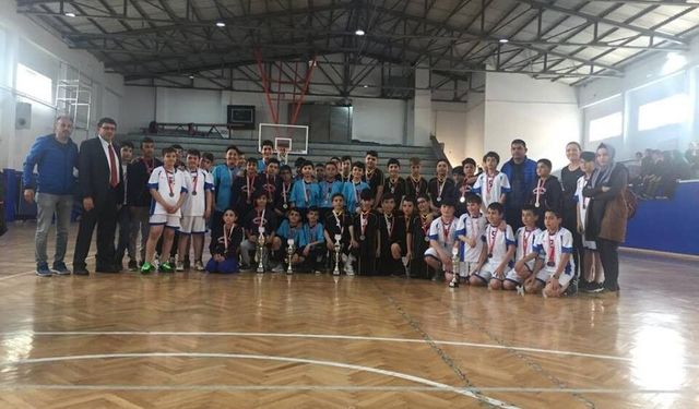 Okullar Arası Voleybol Küçükler İl Birinciliği tamamlandı 