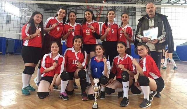 Okullar Arası Voleybol Genç (B) İl Birinciliği Müsabakaları Tamamlandı  