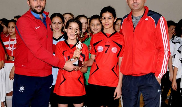 Okullar Arası Küçük Bayanlar Hentbol Birinciliği Sona Erdi