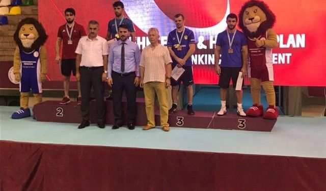 İki Milli Güreşçi uluslararası turnuvadan altın madalya ile döndü 