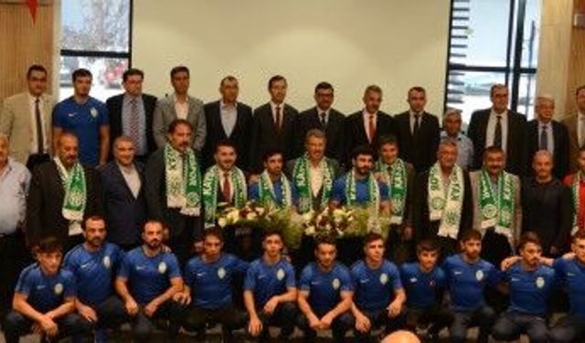 Şampiyon güreşçiye 40 Cumhuriyet altını ödülü 