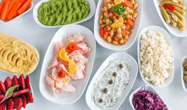 Sofraları Renklendiren Meze Çeşitleri: Kaşık Kaşık Mutluluk!