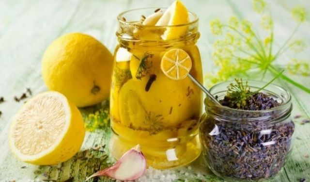 Evdeki sinekleri defetmek için limon ve karanfil sihri