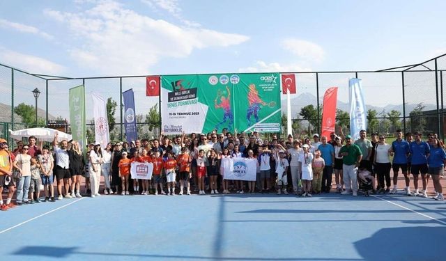 Kayseri'de 7'den 70'e 250 sporcu tenis turnuvasına katıldı!