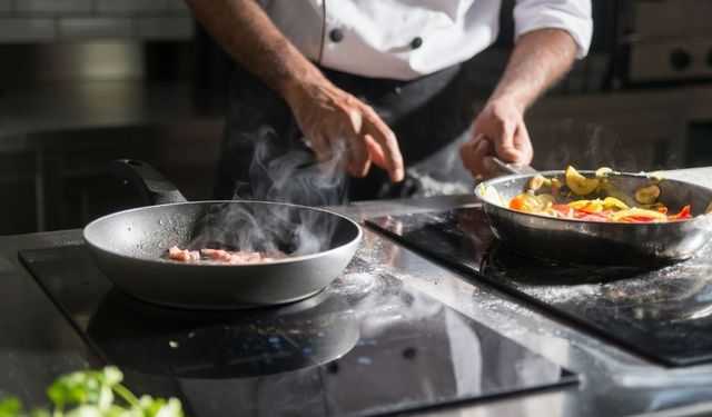 Evde hazırlanan ve hazır alınan yemeklerin karşılaştırması: Mutfağın sıcaklığı mı, pratikliğin hızı mı?