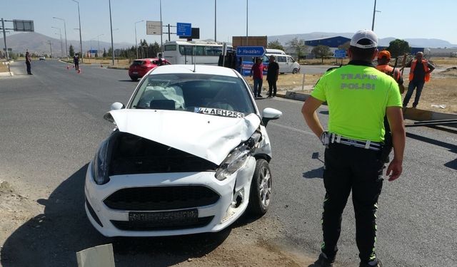 Hafif ticari araç ile otomobil çarpıştı 2 yaralı