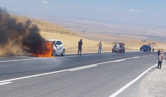 Seyir halindeki araç alev alev yandı! Kullanılmaz hale geldi