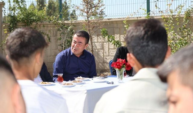 Başkan Selahattin Metin her hafta gençlerle bir arada