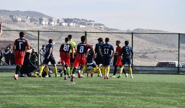 Hacılar Erciyesspor Kalespor maçında 3 kırmızı kart