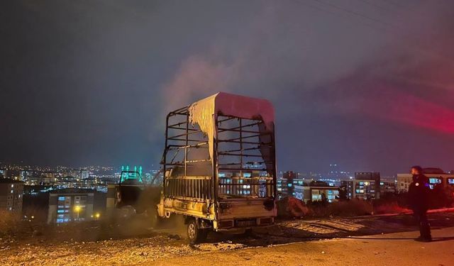 Park halindeki kamyonet alev aldı!