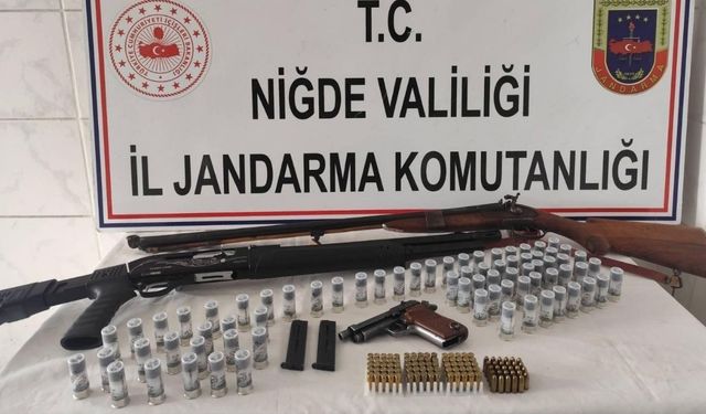 Eve yapılan baskında ruhsatsız silahlar bulundu