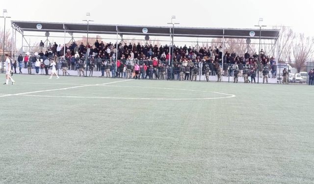 Kayseri Sindelhöyük’de futbol coşkusu tribünlere sığmıyor! Taraftarlar traktöre çıktı