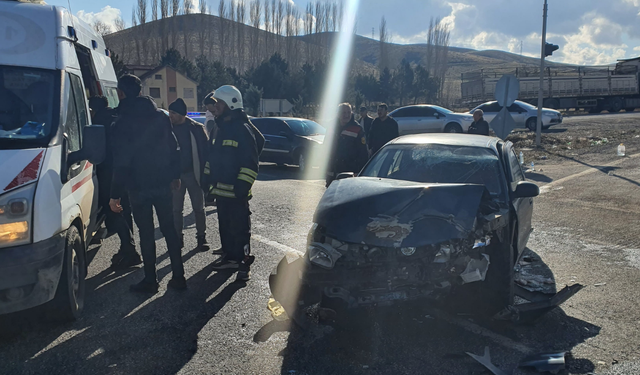 Otomobil ile kamyon çarpıştı: 5 Yaralı