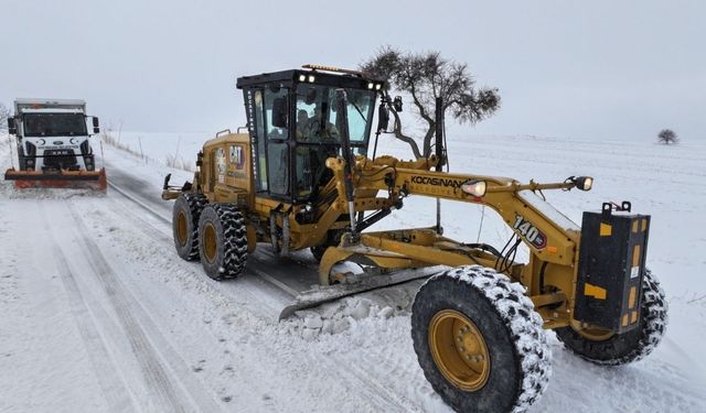 Kayseri Kocasinan’da karla mücadele 24 saat sürüyor