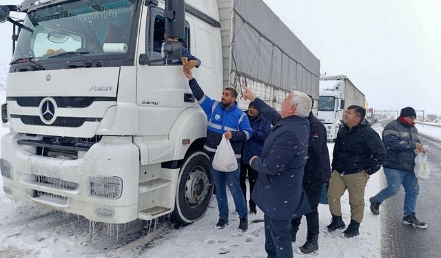 Kayseri’de yoğun kar mesaisi! Doğu ilçelerde mahsur kalanlar kurtarıldı