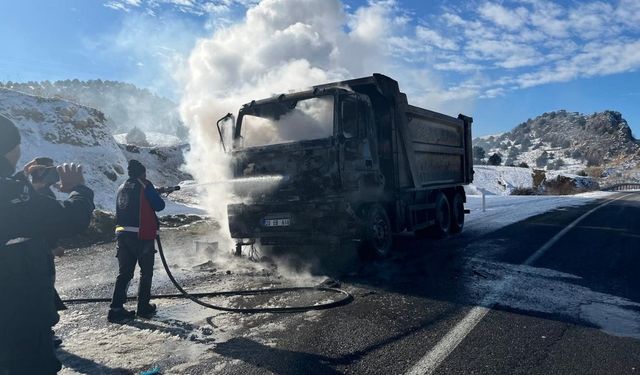 Yozgat’ta seyir halindeki kamyon alev aldı: Kamyon küle döndü
