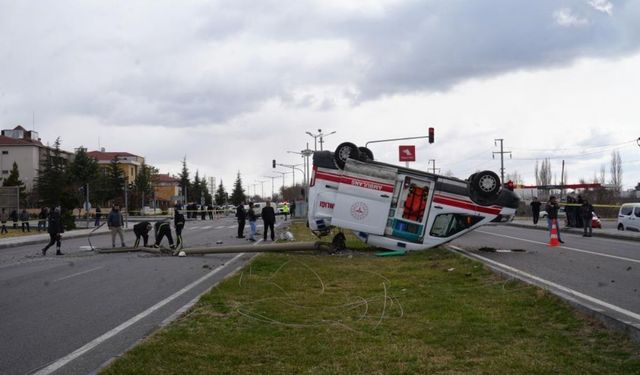 Göreve giden ambulans kaza yaptı: 3 sağlık çalışanı yaralandı