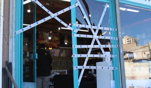 Adana'da parke taşıyla cam kırarak hırsızlık yapan 2 şüpheli tutuklandı