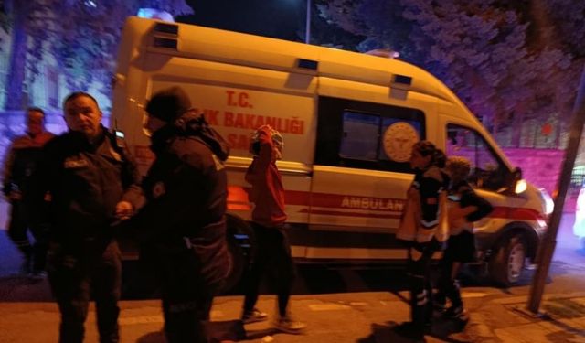 Gençler arasında kanlı gece: Bıçaklar çekildi, 3 yaralı!