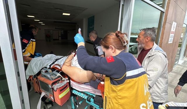 Önce boşanma aşamasındaki eşini sonra kendisini bıçakladı