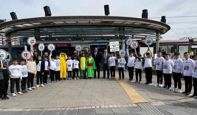 Kayserili çocuklar pankartlarla Cumhuriyet Meydanı’na geldi: ‘Nezaket yolda kalmasın!’