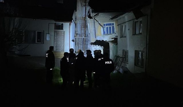 İki katlı ev çöktü! Acil tahliye edildi