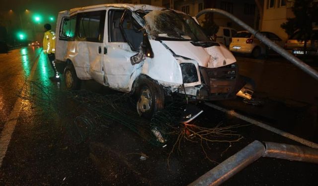 Nevşehir’de minibüs karşı şeride geçti! 1 yaralı