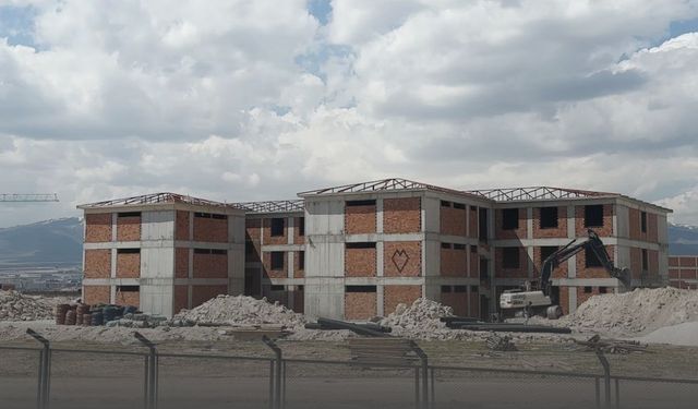 Niğde'de cezaevi inşaatından düştü!
