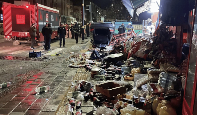 Kontrolden çıkan otomobil ortalığı savaş alanına çevirdi!