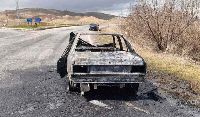 Kayseri’de seyir halindeki otomobil alevlere teslim oldu