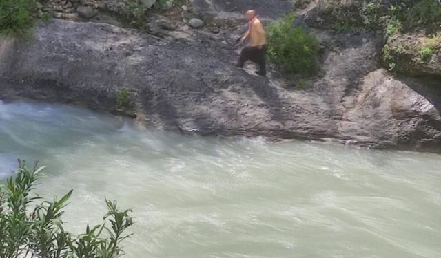 Adana’da serinlemek için çay’a giren genç kayboldu!