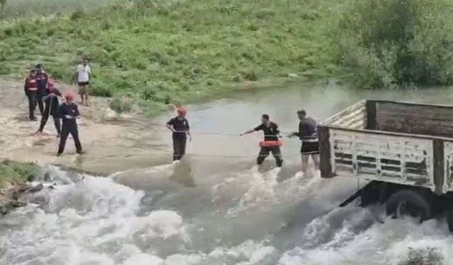 Adana Karaçay Nehri’nde mahsur kaldılar: İtfaiye kurtardı!