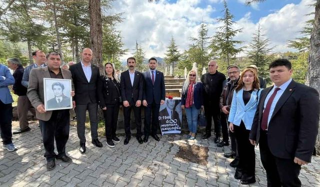 Kayseri CHP Mustafa Nihat Kulkuloğlu'nu mezarı başında andı