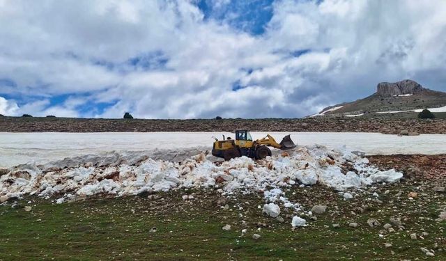 Pınarbaşı’nda karla kaplı yayla yolları açılıyor