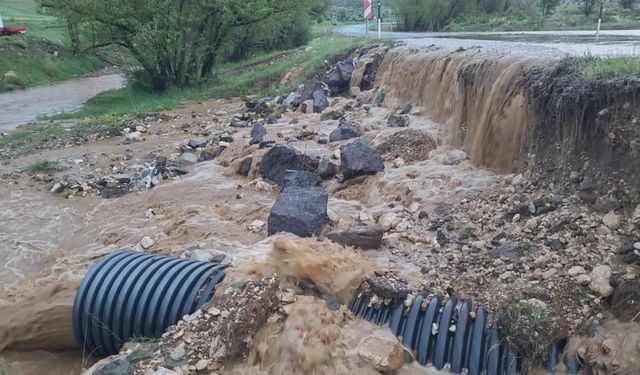 Kayseri’de korkutan sel: Ana yol sular altında kaldı!