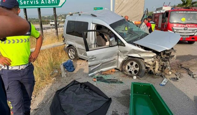 Adana yolunda kaza: 18 yaşındaki sürücü öldü, 4 yaralı