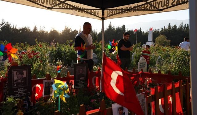 Çocuklarını okul saldırısında kaybeden babalar, evlatlarını Babalar Günü'nde de yalnız bırakmadı