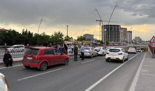 Kayseri’de alt geçit girişinde zincirleme kaza! 2 yaralı