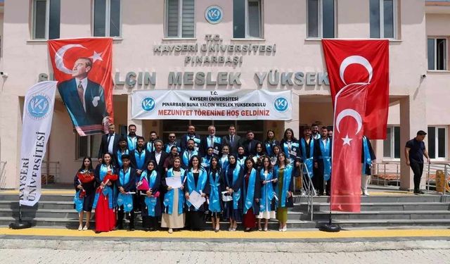 KAYÜ Pınarbaşı MYO’da mezuniyet! Diplomalar verildi, şedler kuşatıldı