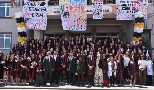Tomarza Belediye Başkanı Osman Koç, mezuniyet coşkusuna ortak oldu!
