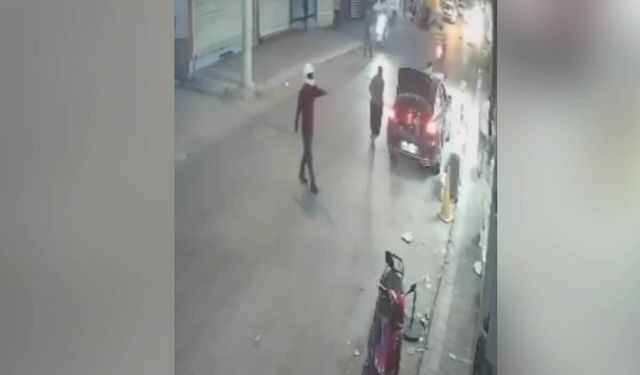 Adana’da kasklı şahıs iş yerini kurşunladı: 1 Yaralı